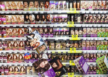 Minsk, Beyaz Rusya - 28 Ağustos 2019: Müşterilerin seçebileceği süpermarkette rafa yerleştirilen çeşitli Kadın Saç Boyası Ürünleri.