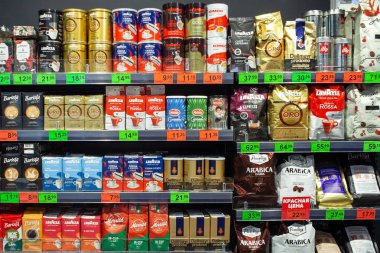 Minsk, Beyaz Rusya - 28 Ağustos 2019: Süpermarkette çeşitli kahve çeşitleri.