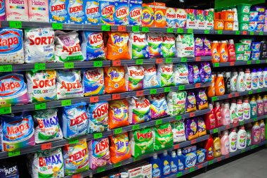 Minsk, Beyaz Rusya - 21 Ağustos 2019: Farklı çamaşır tozu markalarıyla süpermarket ekranı (Persil, Ariel, Losk, Tide, Deni, Nisan).