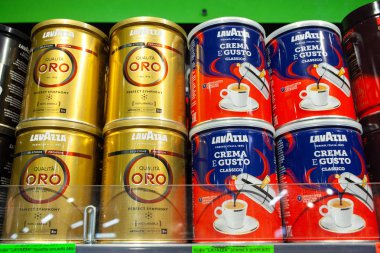 Minsk, Beyaz Rusya - 28 Ağustos 2019: Bir vitrinde Lavazza kahve.