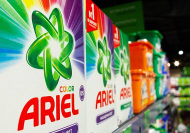 Minsk, Beyaz Rusya - 21 Ağustos 2019: Bir süpermarket rafında ariel yıkama tozu yakın çekim.