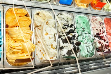 Buzdolabı vitrininde dondurma