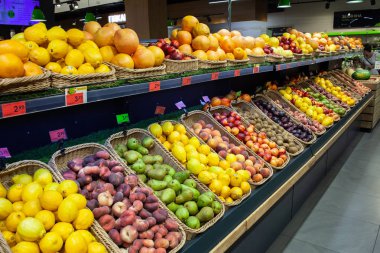 Süpermarket meyve bölgesi. Mağaza raflarında meyve çeşitli.