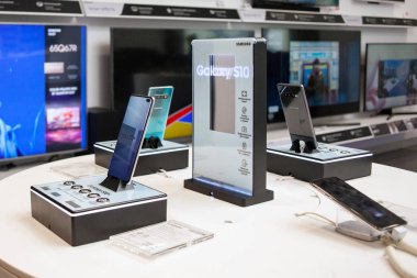 Minsk, Beyaz Rusya - 21 Ağustos 2019: Markalı mağazalı Samsung Galaxy'yi gör.