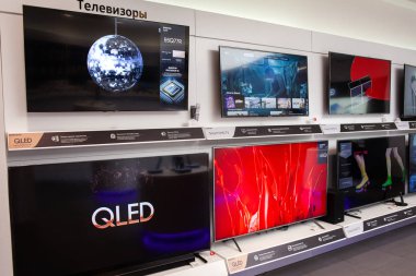 Minsk, Beyaz Rusya - 21 Ağustos 2019: Markalı bir mağazada teknoloji Qled ile Samsung Tv'ler.