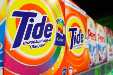Minsk, Beyaz Rusya - 21 Ağustos 2019: Bir süpermarket rafında gelgit yıkama tozu yakın çekim.