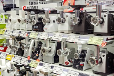 Minsk, Beyaz Rusya - 20 Eylül 2019: Mağazadaki rafta elektrikli kıyma makinesi
