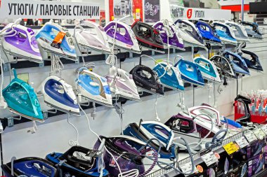 Minsk, Beyaz Rusya - 20 Eylül 2019: Mağaza raflarında çeşitli üreticilerin demirleri