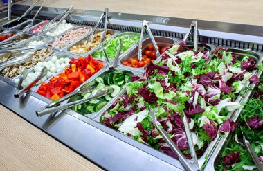 Malzemelerin çeşitli taze ürün yelpazesine sahip taze salata bar. Süpermarket veya restoranda müşteri seçimi için seçeneklerin alanını görüntüleme