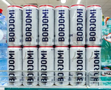 Minsk, Belarus - 26 Eylül 2019: Borjomi bir süpermarket rafındaki maden suyu. Borjomi maden suyu üreticisi Gürcistan Glass & Mineral Water.