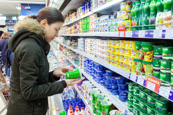 Minsk Belarus Septembrie 2019 Omul Cumpără Iaurt Magazin Alimentar Femeia — Fotografie, imagine de stoc