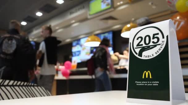 Minsk Belarus 2019 Mcdonalds Table Service 번호가 접시입니다 웨이터는 자영업 — 비디오