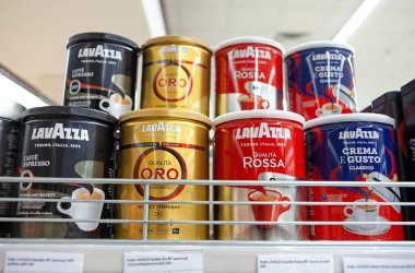 Minsk, Belarus - 6 Ekim 2019: Süpermarket rafında farklı türde Lavazza kahvesi.