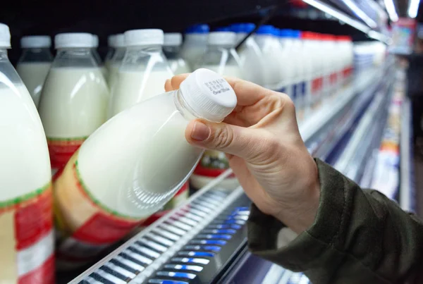 Frauen Halten Supermarkt Milchflaschen Der Hand Mann Kauft Milch Lebensmittelgeschäft — Stockfoto