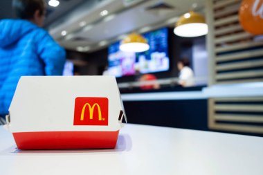 Minsk, Belarus - 4 Ekim 2019 McDonald 's Restoranı' ndaki masada üzerinde McDonald 'ın logosu olan Big Mac Box