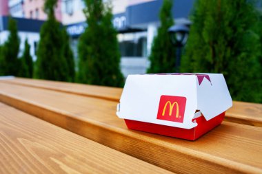 Minsk, Belarus - 4 Ekim 2019 McDonald 'ın logosunun olduğu Big Mac Box