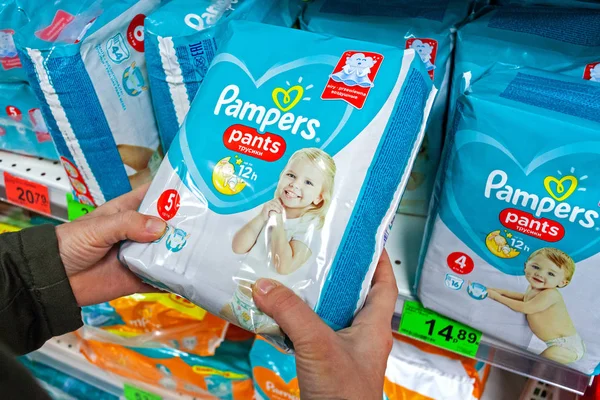 Minsk, Belarus - 4 Ekim 2019: Süpermarkette bez bezleri.