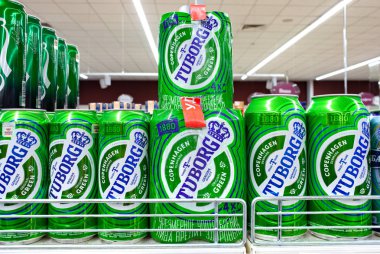 Minsk, Belarus - 6 Ekim 2019: Süpermarket rafında Tuborg birası.