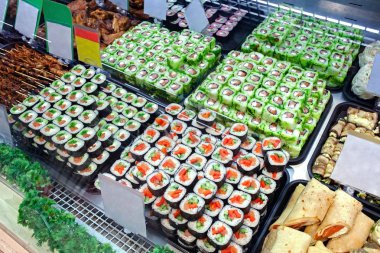 Markette taze suşi satılıyor.