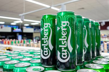 Minsk, Belarus - 4 Ekim 2019: Carlsberg birası ile süpermarkette konserve kutuları.
