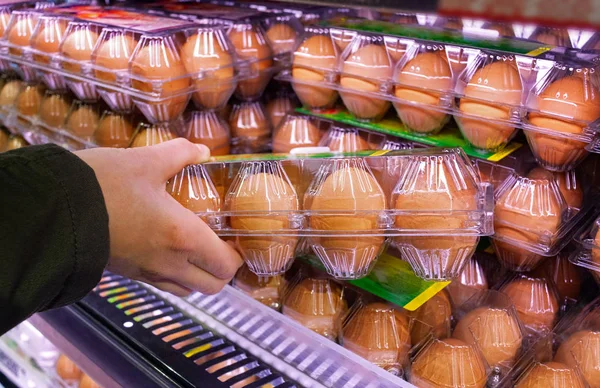 Comprar Ovos Num Supermercado Comprador Segura Sua Mão Pacote Ovos — Fotografia de Stock