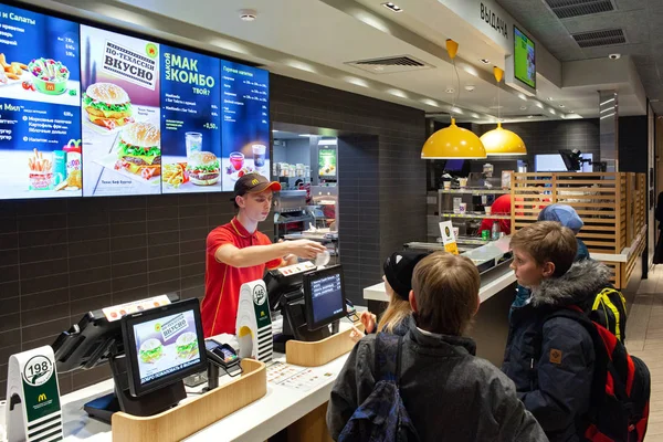 Minsk Belarus Outubro 2019 Crianças Pedem Comida Mcdonald Nova Geração — Fotografia de Stock