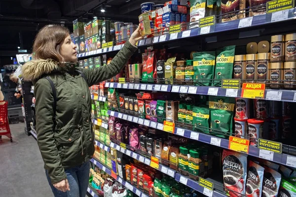 Minsk Belarus October 2019 Shopper Chooses Coffee Supermarket — ストック写真