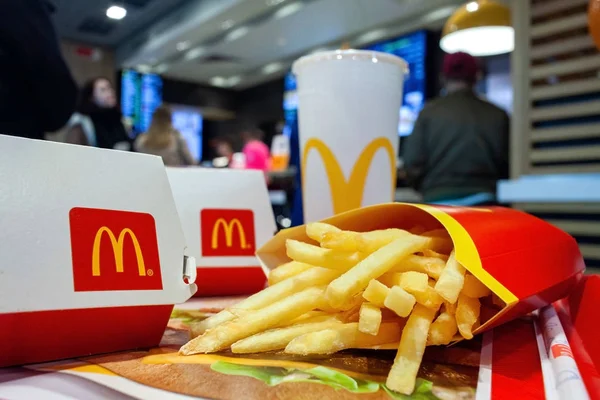 Белярус Октября 2019 Года Биг Мак Боксы Логотипом Mcdonald Картофель — стоковое фото