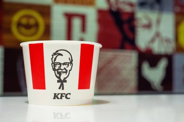Minsk, Belarus - 10 Ağustos 2019: KFC Logosu ile Kova KFC Restoranı 'nda