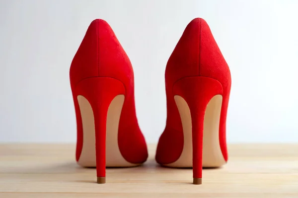 Rode Vrouwelijke Schoenen Een Houten Vloer Achteraanzicht — Stockfoto