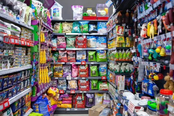 Minsk Belarus June 2020 Pet Store 各种宠物用品 马桶填充物 玩具和商店货架上的各种配件 — 图库照片