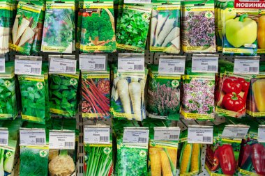 MINSK, BELARUS - 29 Haziran 2020: Bahçıvan için paketlenmiş tohumların satışı
