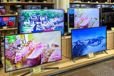 Elektronik mağazasındaki farklı markaların televizyonları. Minsk, Belarus - 29 Haziran 2020
