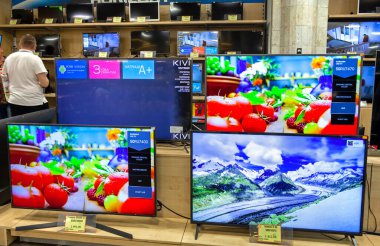 Elektronik mağazasındaki farklı markaların televizyonları. Minsk, Belarus - 29 Haziran 2020