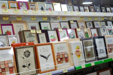 Mağazada geniş bir fotoğraf çerçevesi seçimi var. Minsk, Belarus - 20 Mart 2020