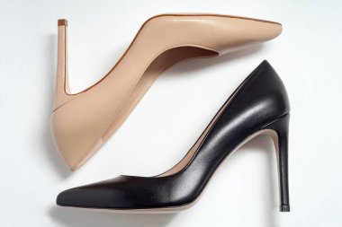 Beyazın üzerinde bej ve siyah topuklular