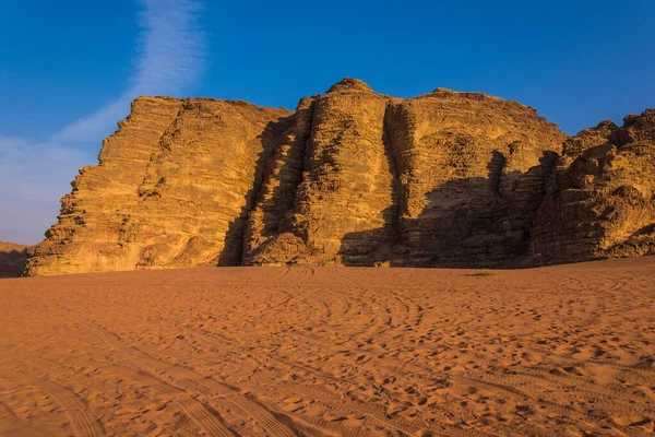 Çölün yatay görüntüsü kayalık dağlar, kumdaki dokular ve günbatımı renkleri