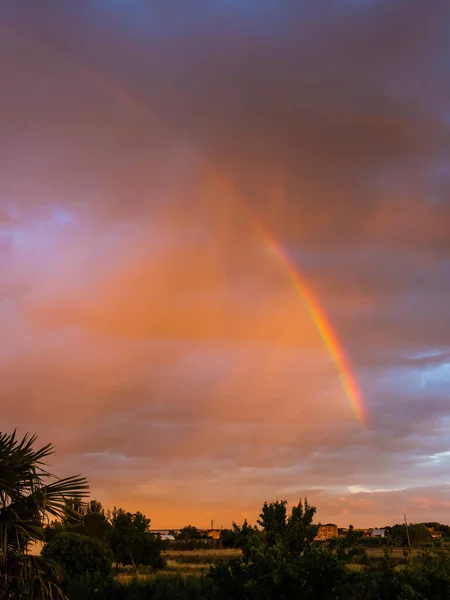 Gökkuşağı ve yağmurlu kırmızı bulutlar