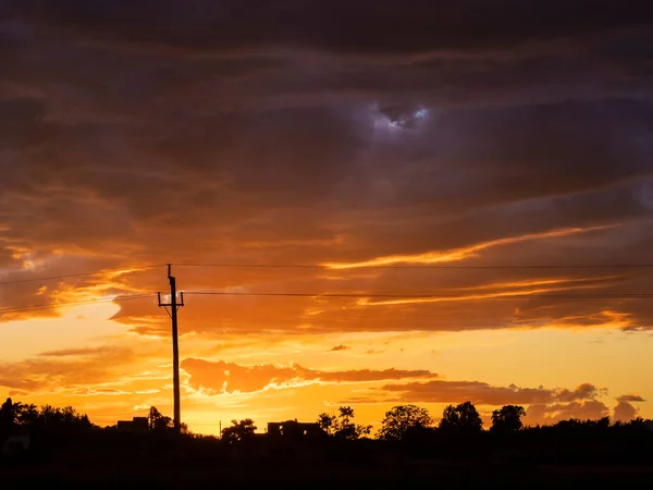 Karşıt mavi bulutlarda sarı güneş ışığı