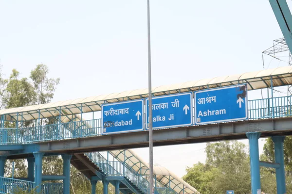 New Delhi 2020 ニューデリーのファールダバード カルキ アシュラムの通りにおける道路標識 — ストック写真