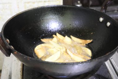 Patates cipsi tavada körili ev.