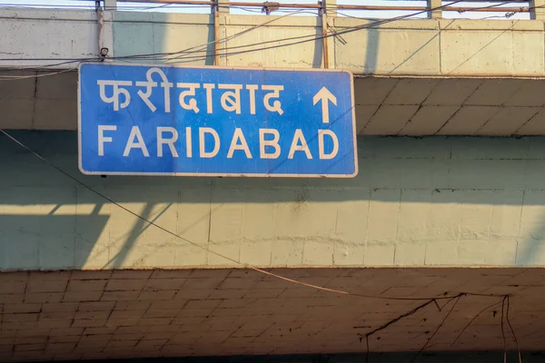 ニューデリー インド 2020 ニューデリーのファリダバードで道路標識が英語とヒンディー語で書かれている — ストック写真