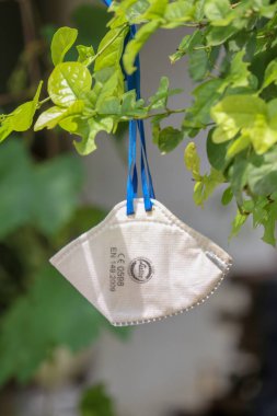  10 Ağustos 2020, Yeni Delhi / Hindistan N95 maskesi ağaç dalına bağlandı.