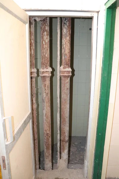 Duvardaki eski çelik hammadde merkezi