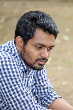 Yakışıklı adam. Hüzünlü, endişeli ya da depresif bir portre.  