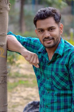 Genç adam başını çevirip gülümsüyor.