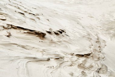 Yumuşak çizgiler ve kumdaki desen