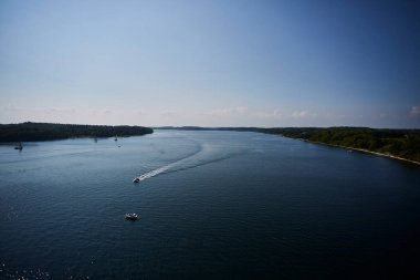 Güneşli bir günde okyanusta bir tekne