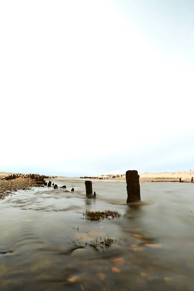 海滩上海岸线上的裂缝 — 图库照片