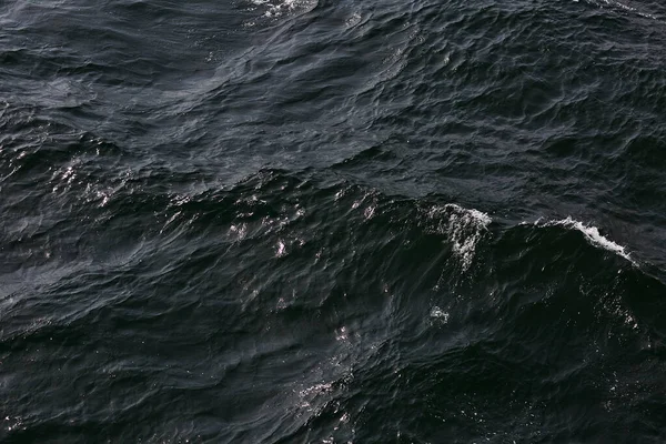 静かな海を襲う波 — ストック写真